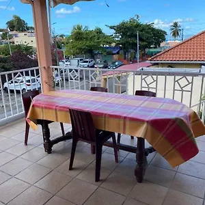 Appartement Vaste Rénové Au Cœur De Ste Anne, Sainte-Anne
